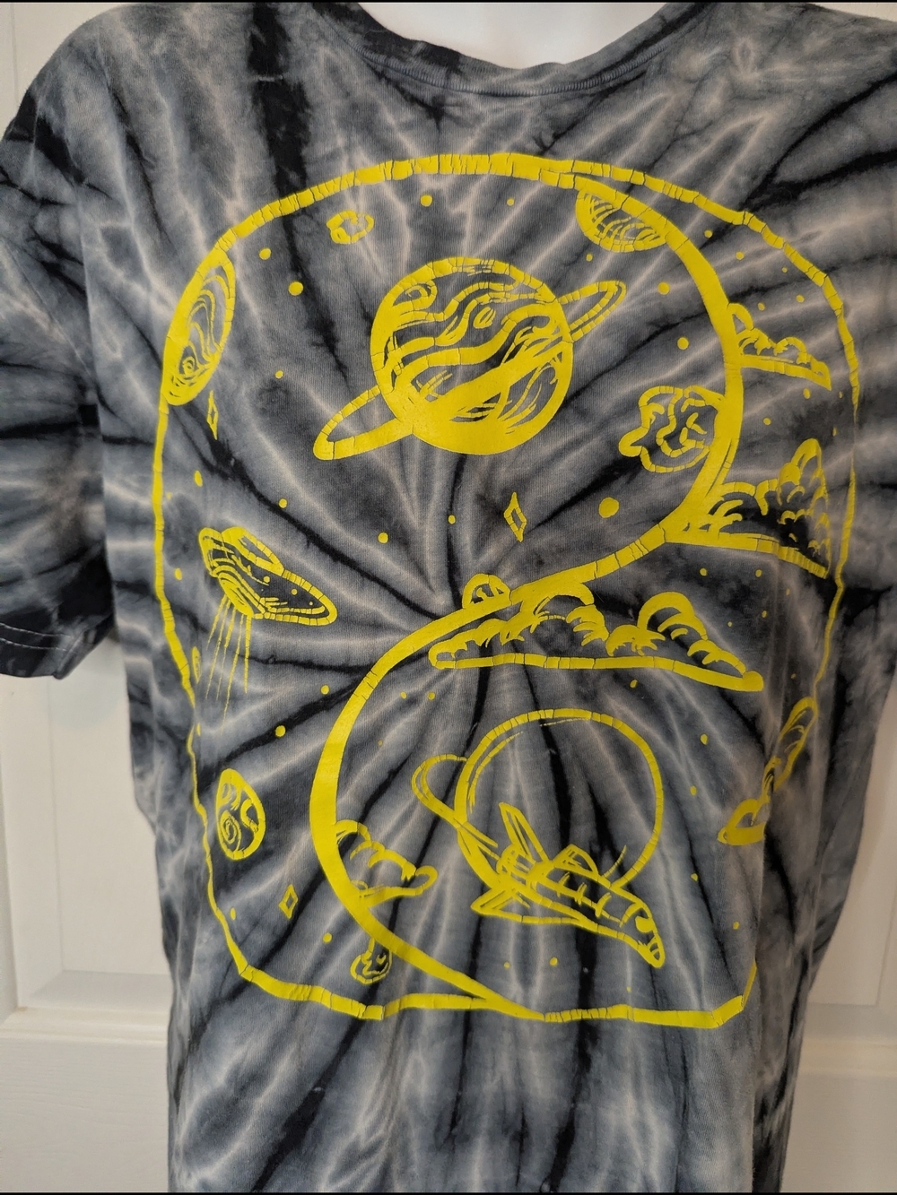 INTO THE AM Graphic Tee Mens Medium M Cosmic Balance Celestial Yin Yang Tie Dye - Picture 2 of 10